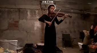 乌克兰小提琴家兼老师Vera Lytovchenko在防空洞里为流离失所的人们演奏