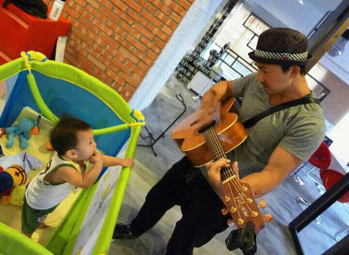 抱着吉他给儿子做音乐启蒙