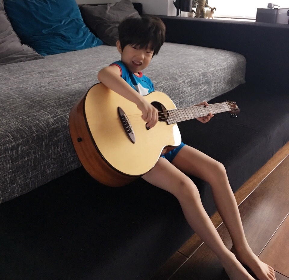 刘畊宏儿子弹吉他