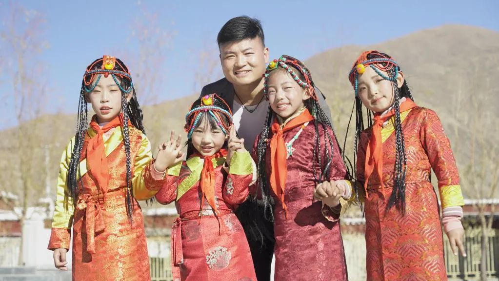 2020年10月，韩龙（左三）为藏区孩子指导合唱.jpeg